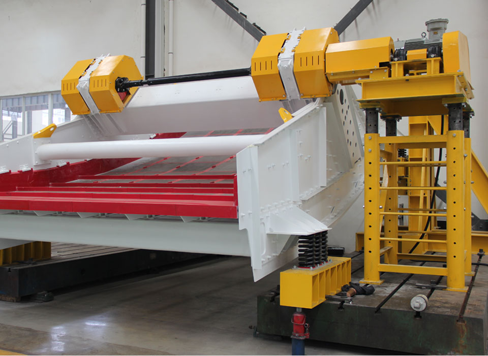 直線(xiàn)振動(dòng)篩物料跑偏的原因是什么？附：解決措施